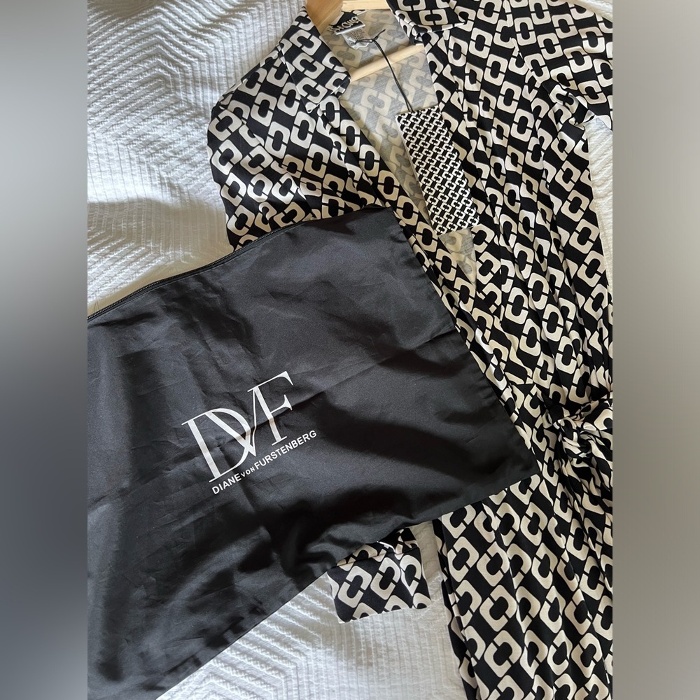 New Jeanne Wrap Dress by DVF - 100% Silk, size 6